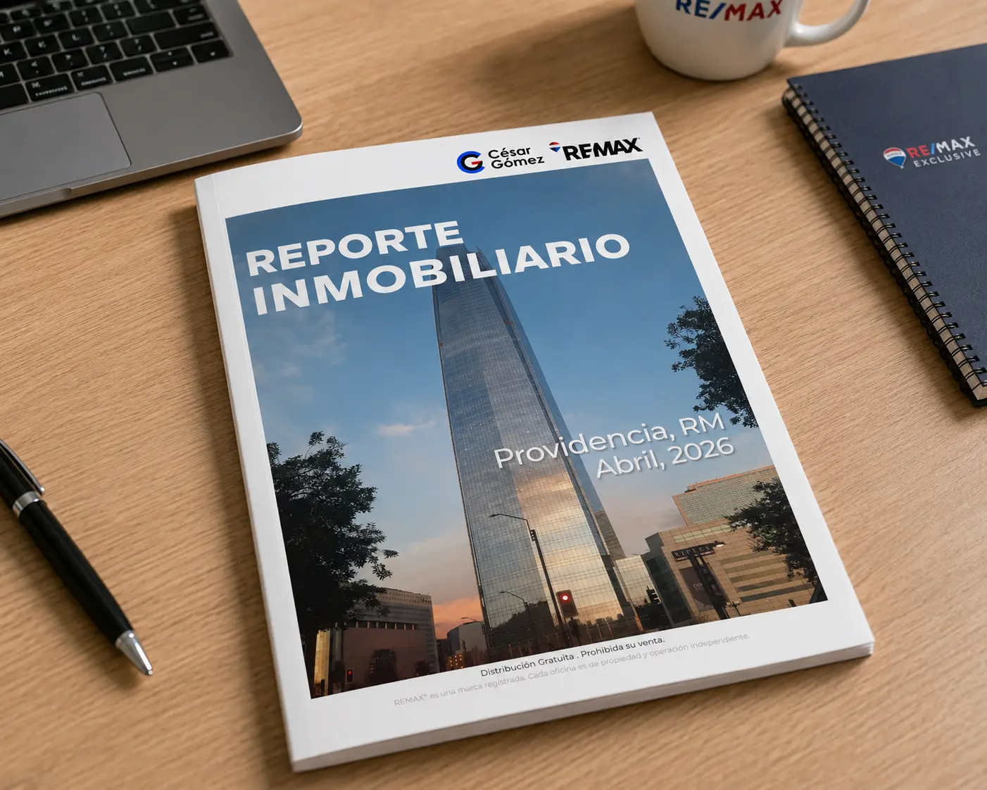 Reporte Inmonialiario de Providencia realziado por César Gómez sobre un escritorio y elementos de REMAX al rededor.