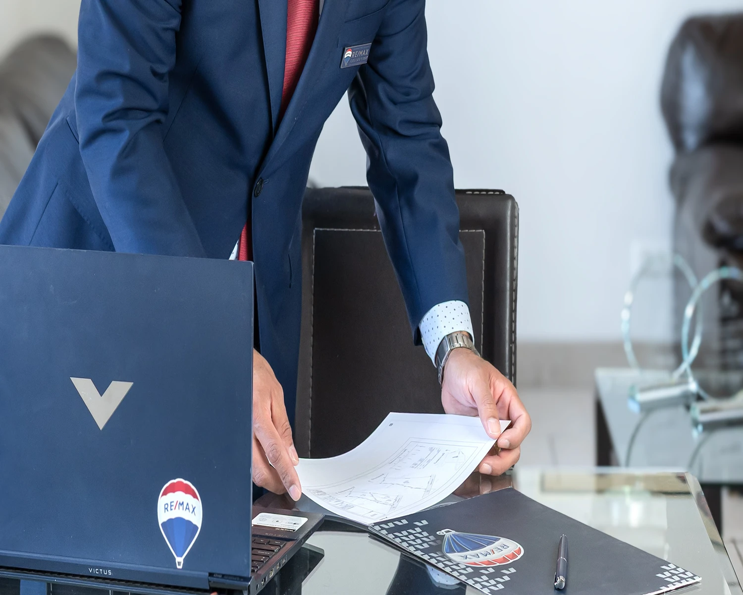 César Gómez revisando documentos antes del inicio de una administración de arriendo