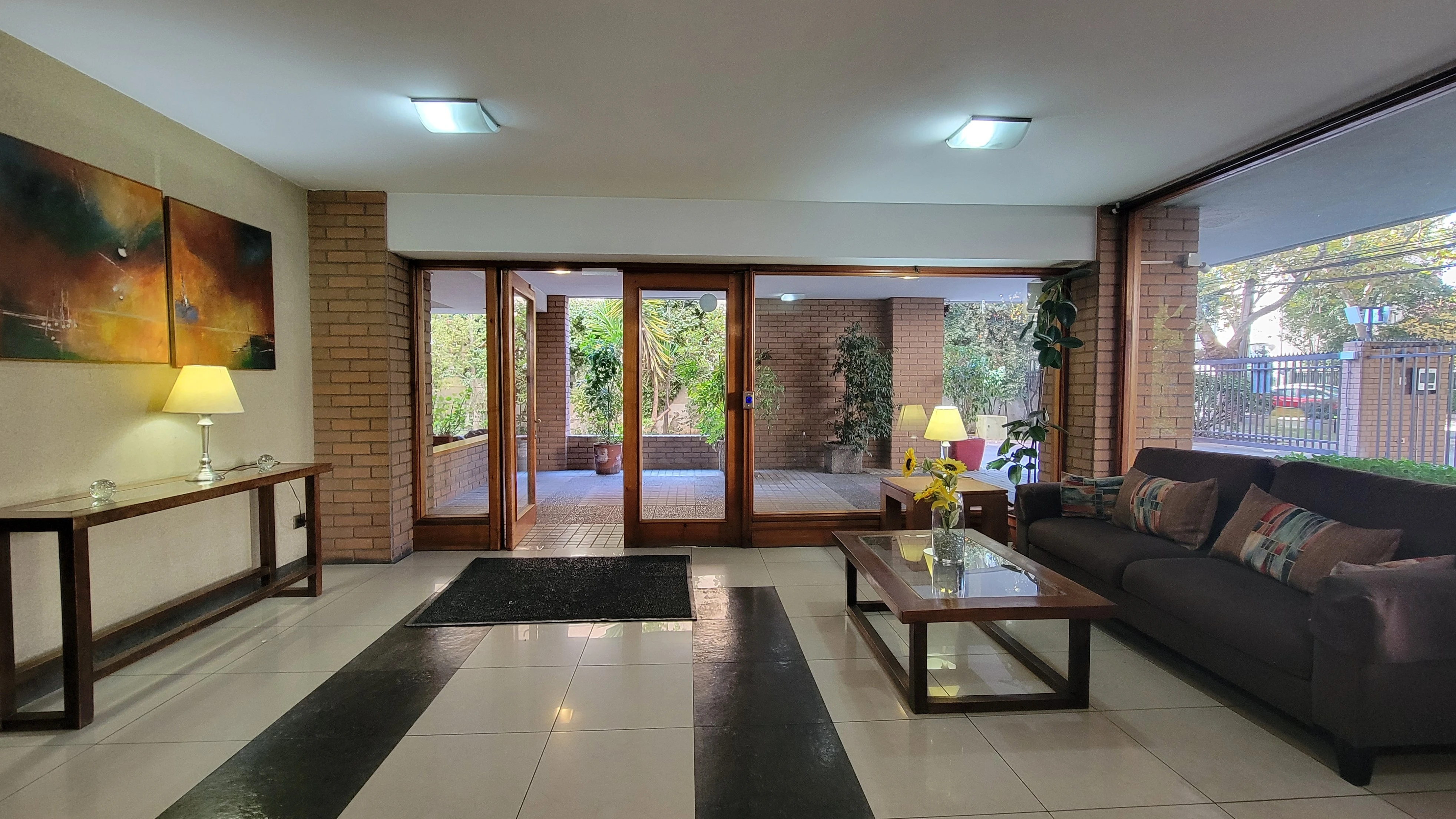 Recepción iluminada de un edificio residencial en Providencia