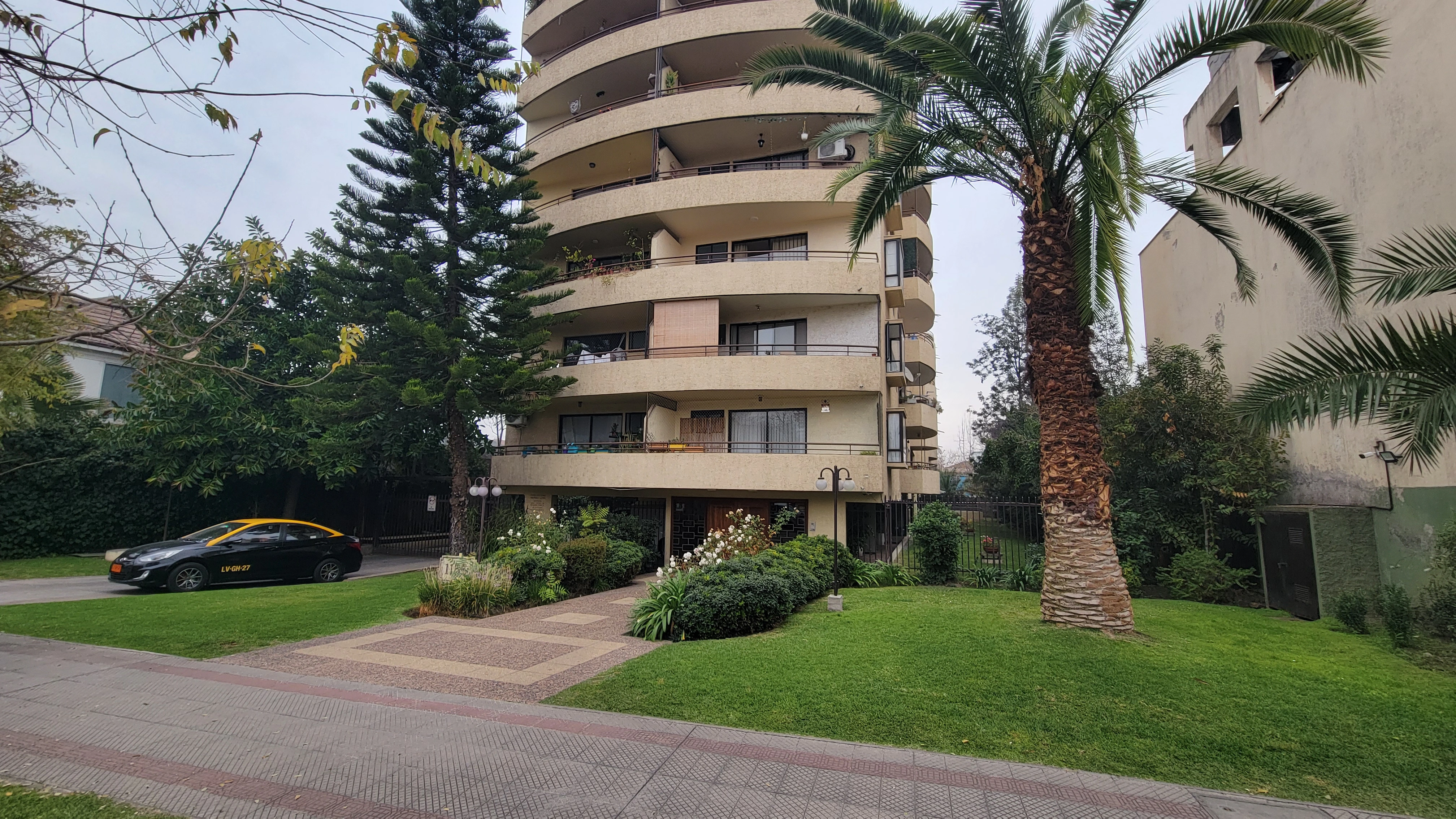 La imagen muestra la fachada frontal de un edificio en Providencia