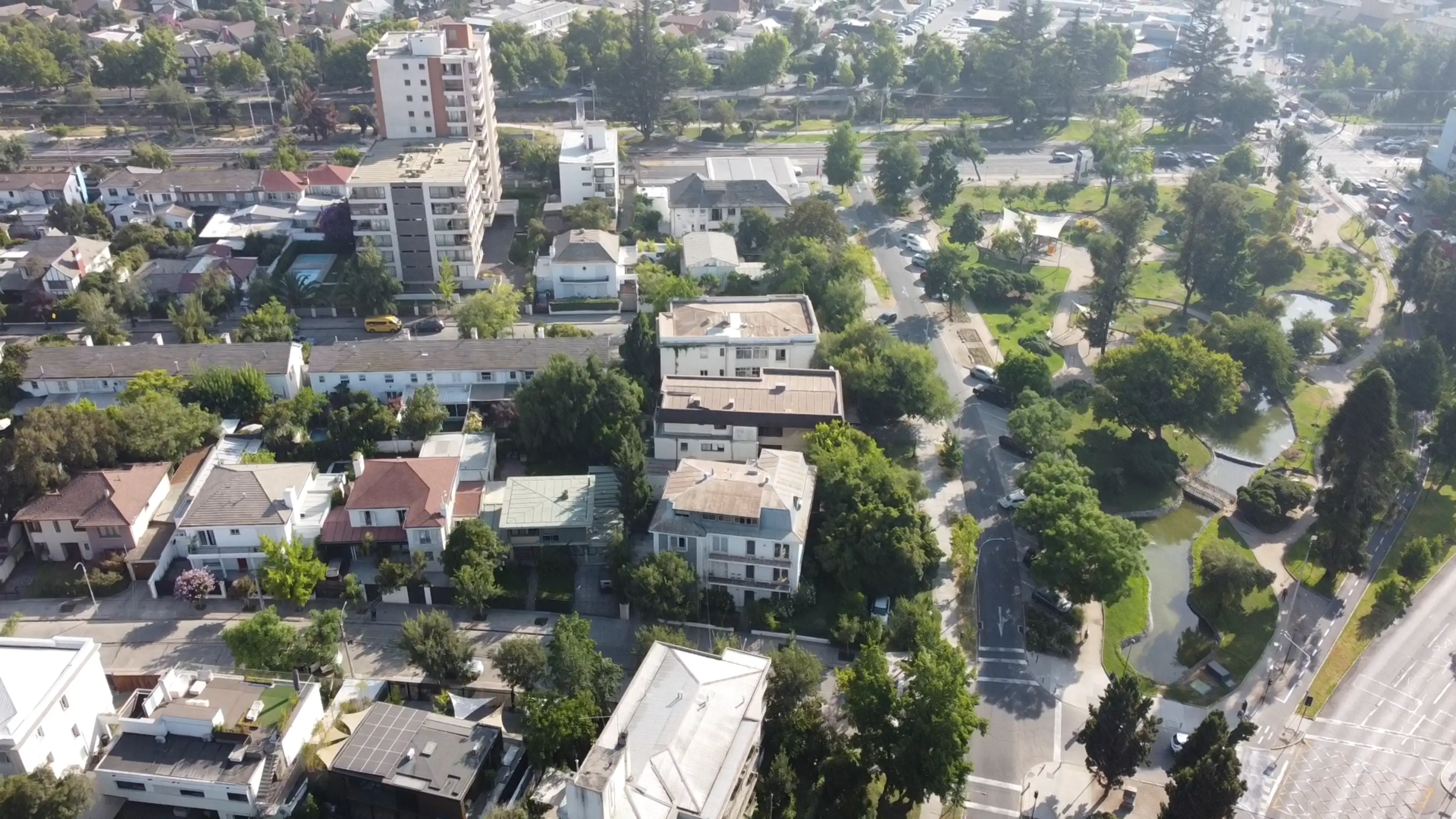 la imagen muestra una fotografía aérea con casas y calles de Providencia