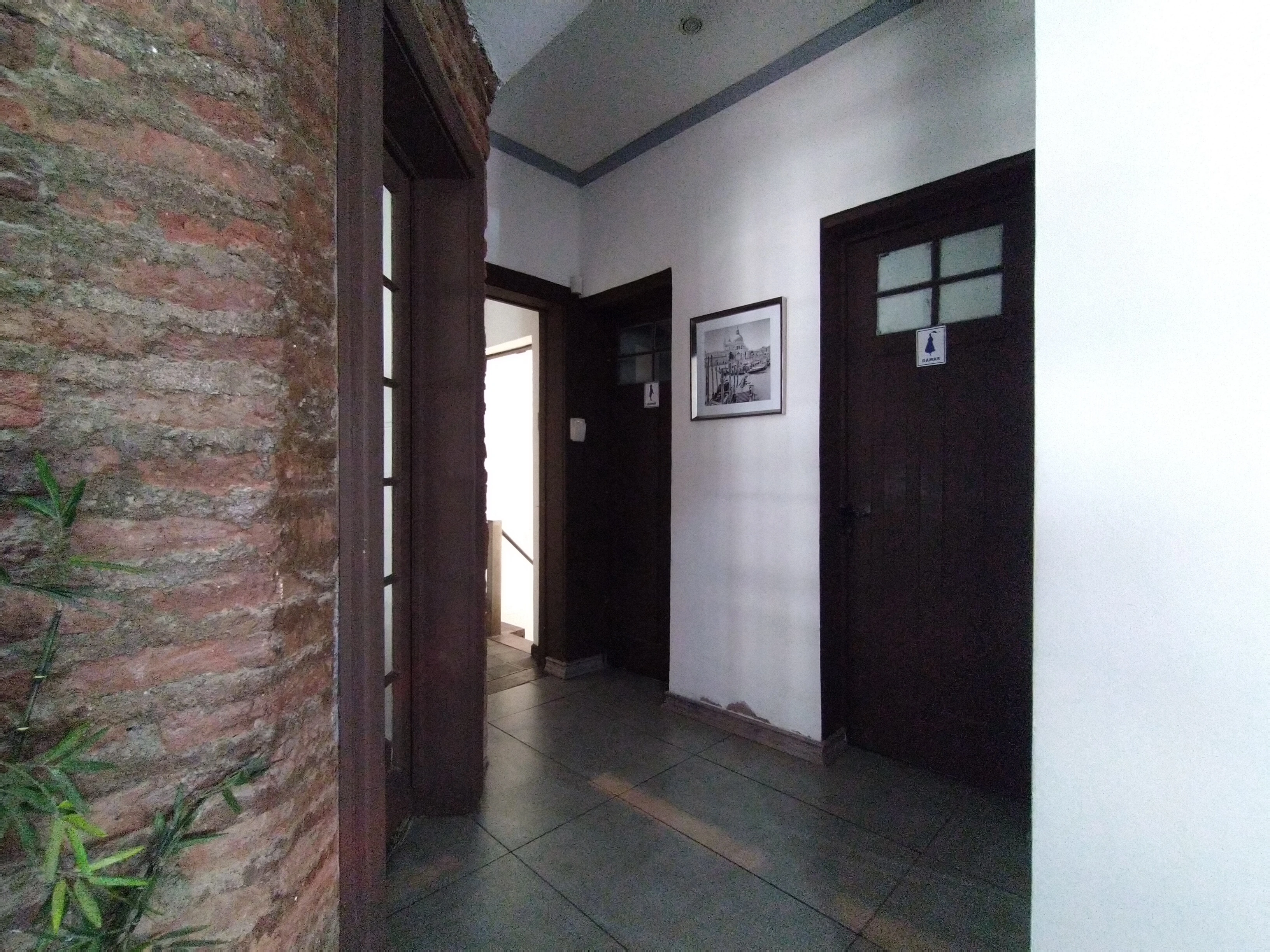 La fotografía muestra la diversa materialidad de construcción de una casa en Providencia

