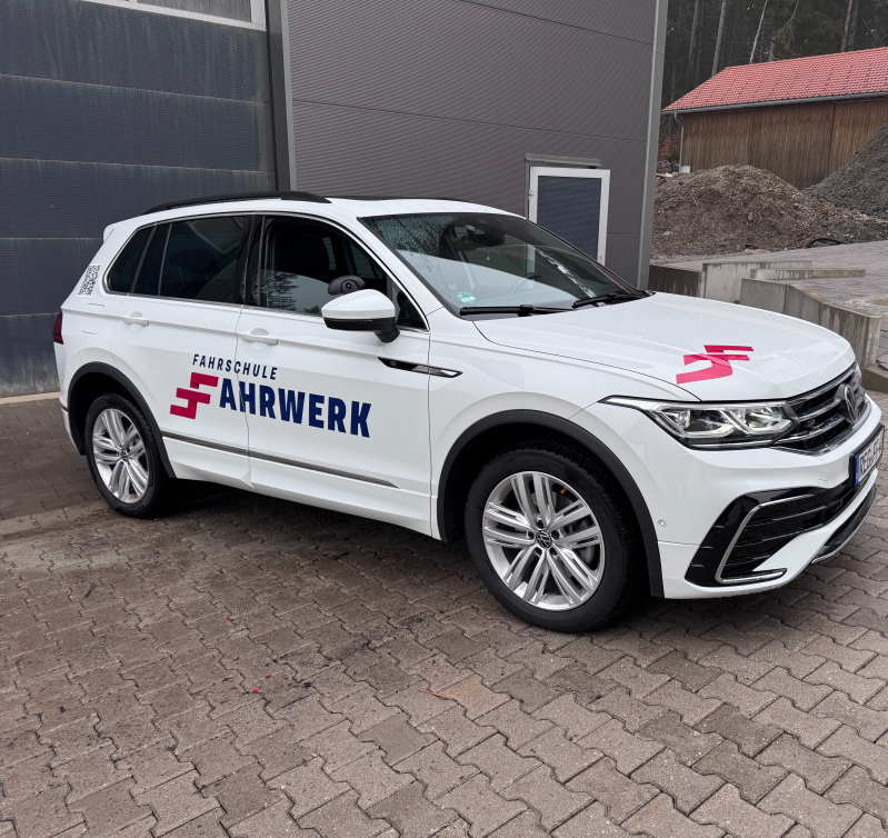 Fahrschule Fahrwerk Autofolierung