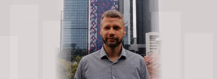 Persona que utiliza la plataforma de verificación de identidad digital EIDeasy en una computadora portátil durante una entrevista en línea