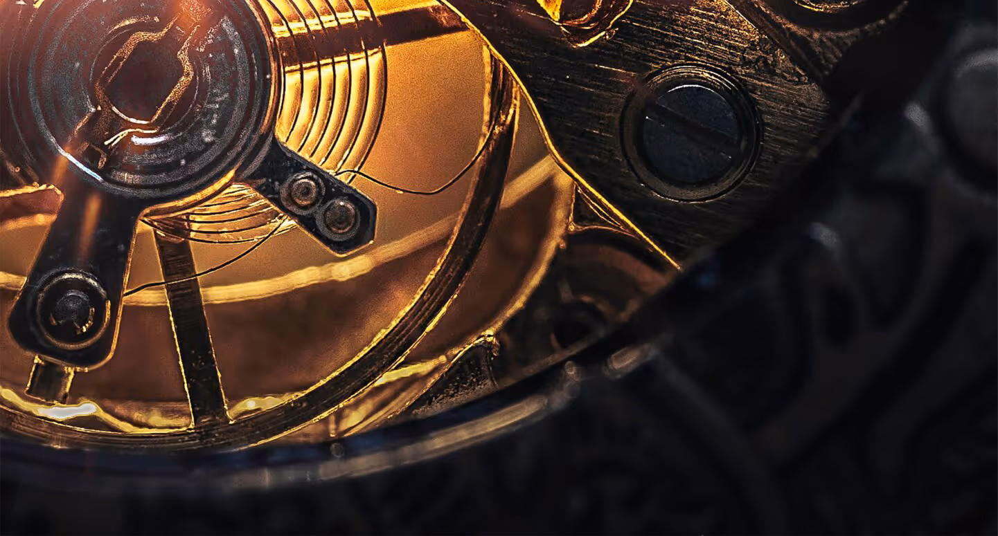 Paisaje pintoresco de bosque otoñal con follaje vibrante y luz solar que se filtra a través de los árboles