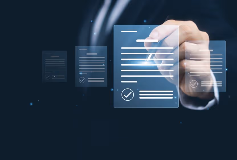 Empresaria que utiliza la firma digital en una tableta en un entorno de oficina moderno