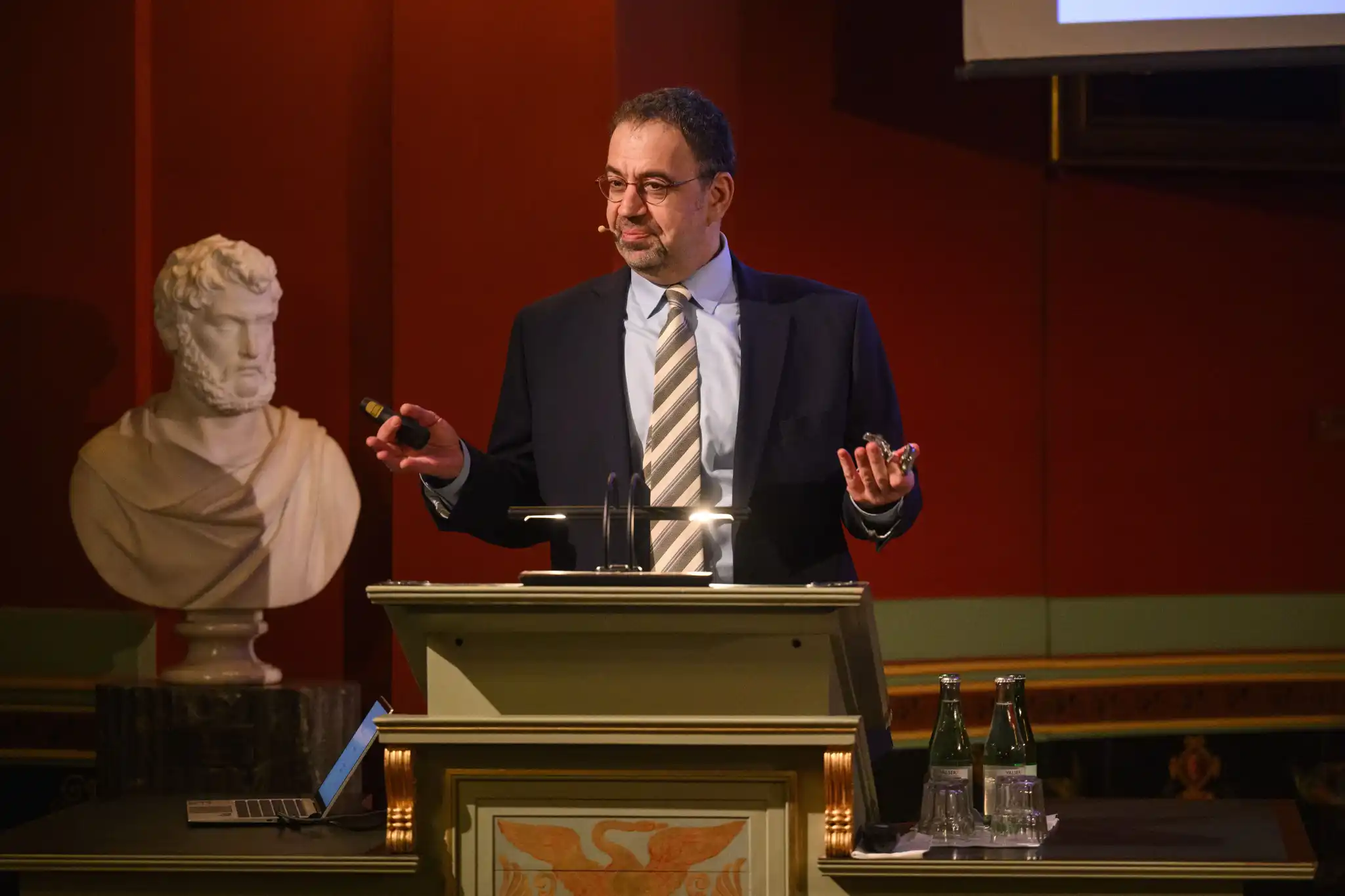 Nobelpreisträger Prof. Dr. Daron Acemoğlu während seiner Rede an der Universität Basel. 