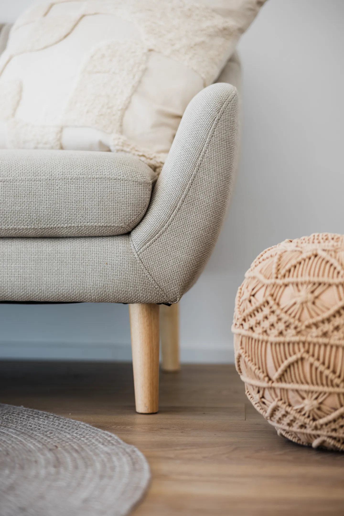 Professionelle Produktfotografie für Möbel und Inneneinrichtung, ausgeführt von Visual Artisan. Detailaufnahme eines stilvollen Sessels mit handgefertigtem Pouf, perfekt inszeniert für Onlineshops und Kataloge. Ihr Experte für hochwertige Brand- und Produktvisualisierung.

