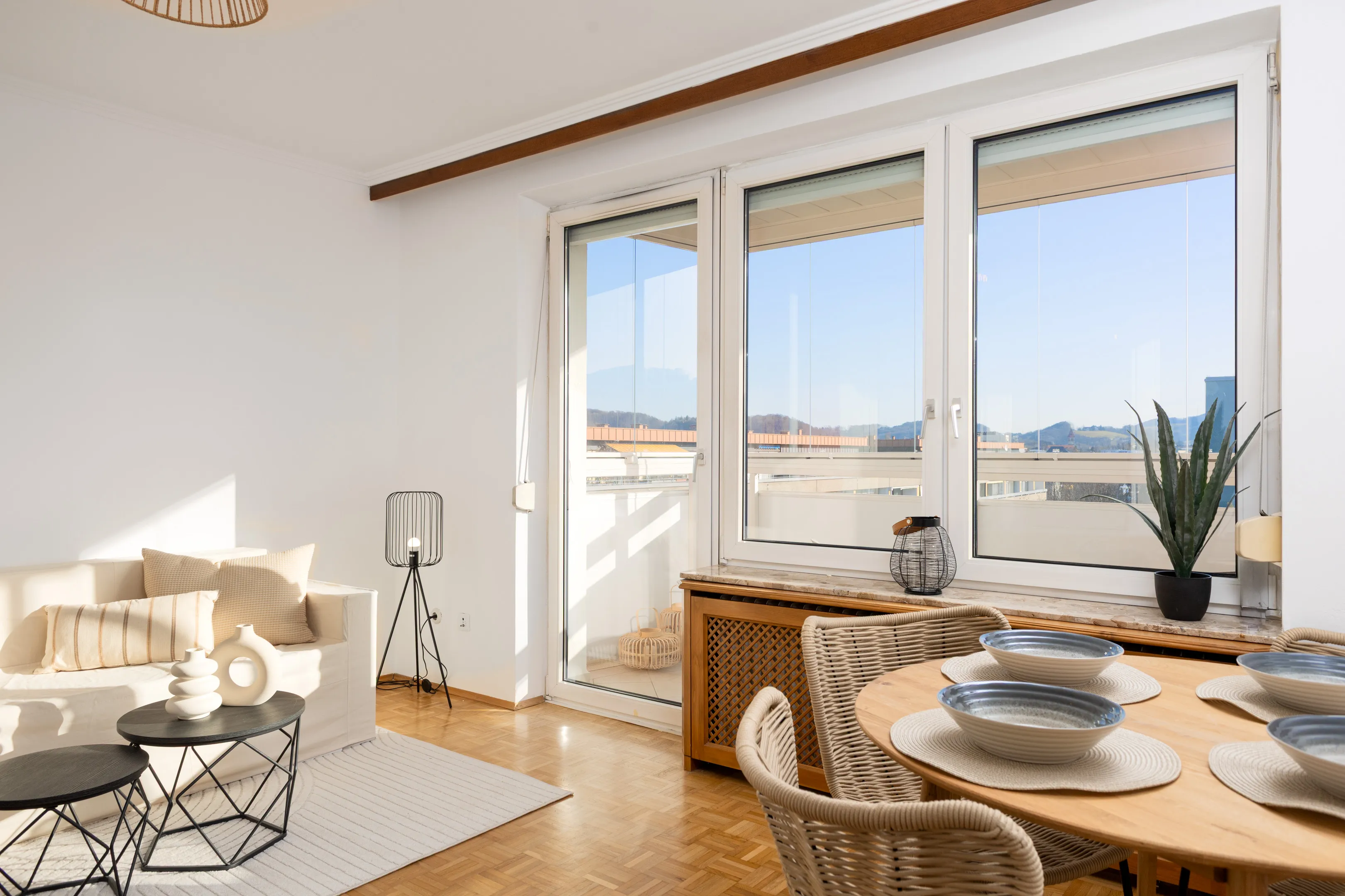 Professionelle Produktfotografie für Möbel und Inneneinrichtung, ausgeführt von Visual Artisan. Detailaufnahme eines stilvollen Sessels mit handgefertigtem Pouf, perfekt inszeniert für Onlineshops und Kataloge. Ihr Experte für hochwertige Brand- und Produktvisualisierung.