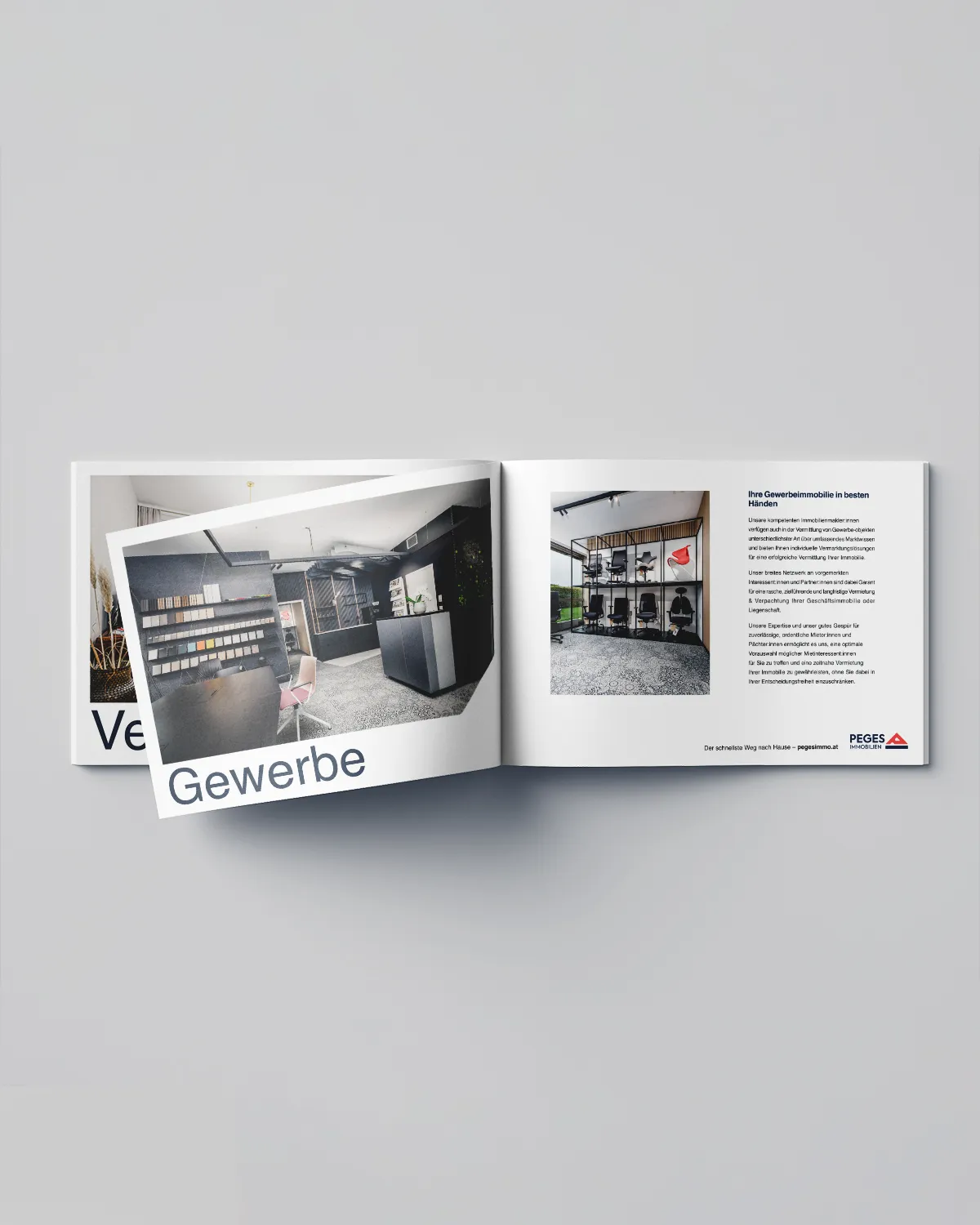 Exzellentes Broschürendesign und Printmedien-Gestaltung von Visual Artisan: Mockup einer modernen Immobilienbroschüre für "PEGES IMMO.at". Zeigt hochwertige Innenseiten mit Büroräumen und Gewerbeflächen. Ideal für Marketingmaterialien und Kundenpräsentationen im B2B-Bereich. Ihr Experte für professionelles Grafikdesign.
