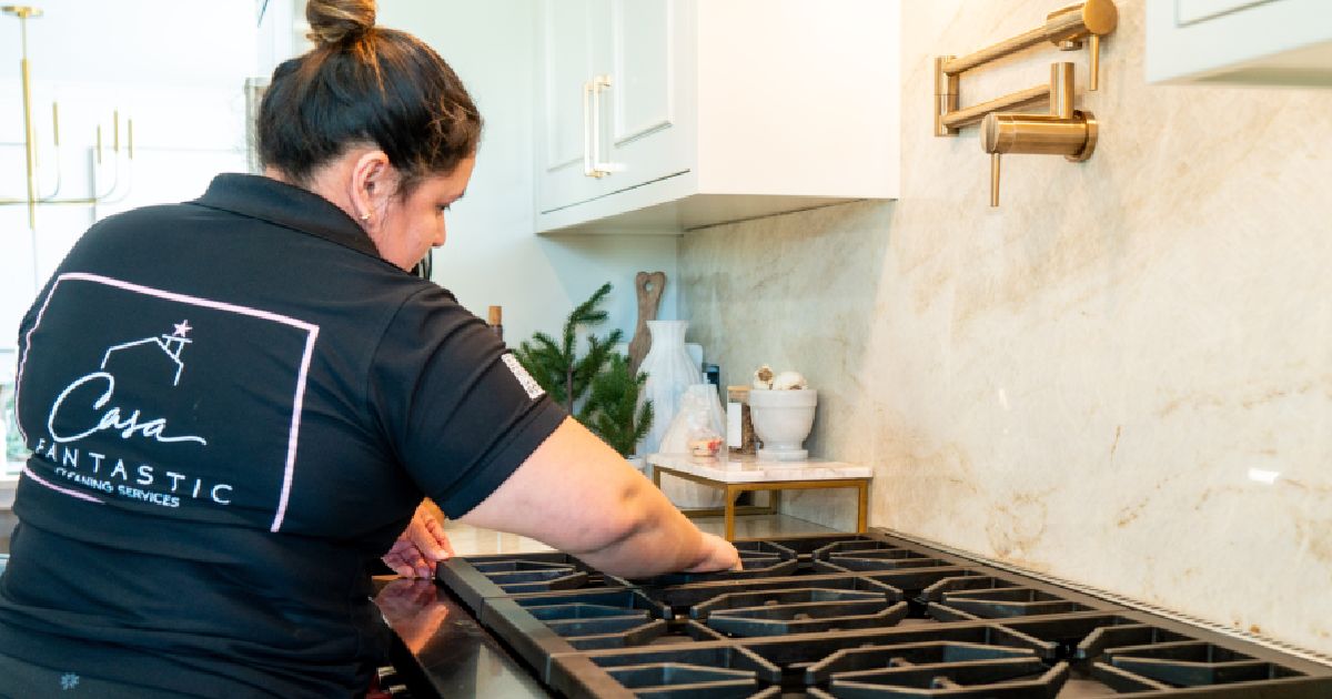 Book a trusted weekly cleaning service in Los Angeles. Enjoy spotless homes and offices every week with Casa Fantastic’s reliable, insured, friendly cleaners.