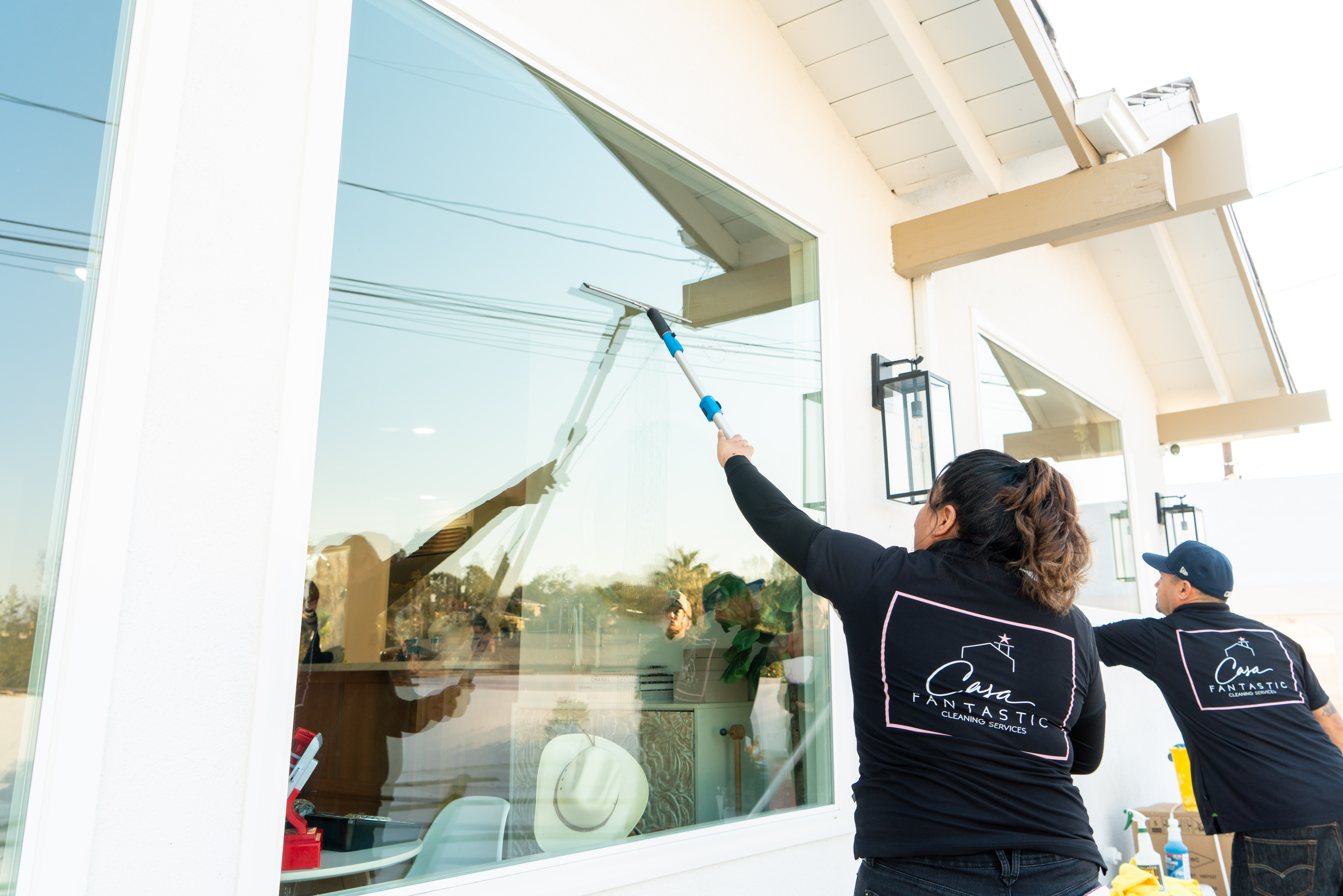 Pure-water window cleaning for homes and offices up to 3 stories in Beverly Hills and Los Angeles. Glass, tracks, and screens, by a team trusted 10+ years.