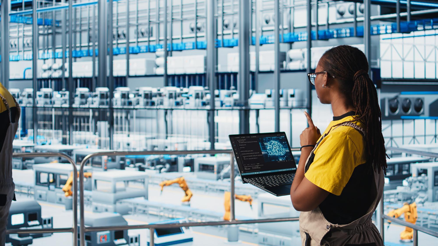 Imagem de uma engenheira industrial analisando dados e sistemas de inteligência artificial em uma fábrica inteligente. O ambiente apresenta linhas de produção automatizadas, robôs industriais e infraestrutura tecnológica moderna, representando conceitos de Indústria 4.0, transformação digital, automação industrial, machine learning, Internet das Coisas (IoT) e manufatura inteligente. A cena destaca a integração entre tecnologia, análise de dados e eficiência operacional na produção moderna.