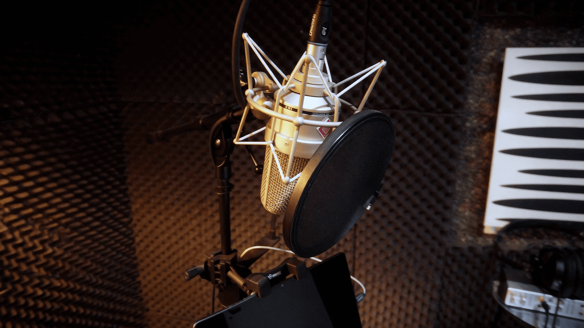 Microphone de studio pour enregistrement de voix off professionnelle – service d’enregistrement et mixage audio
