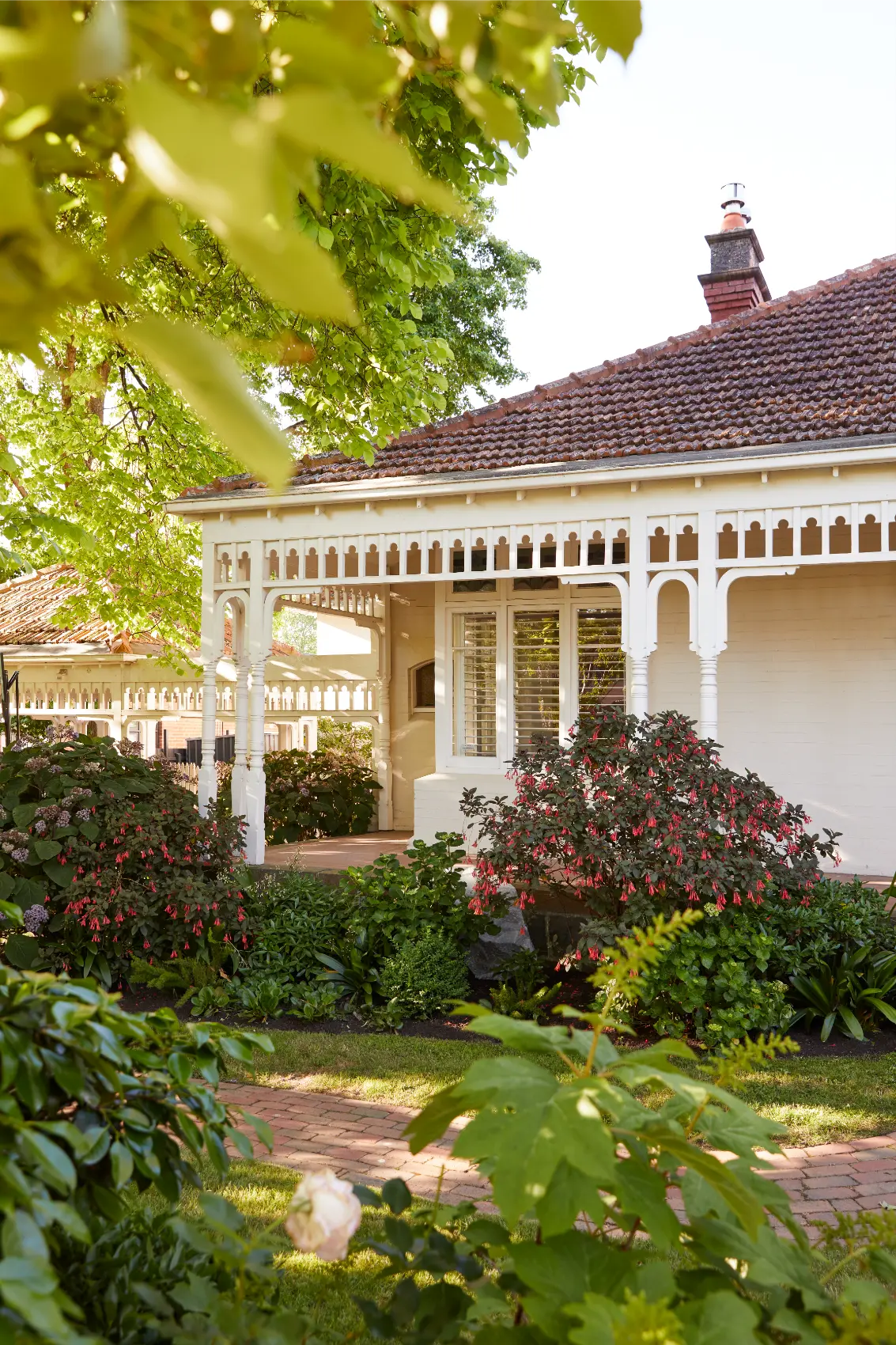 Garden and front facade of an architectural home in Melbourne.