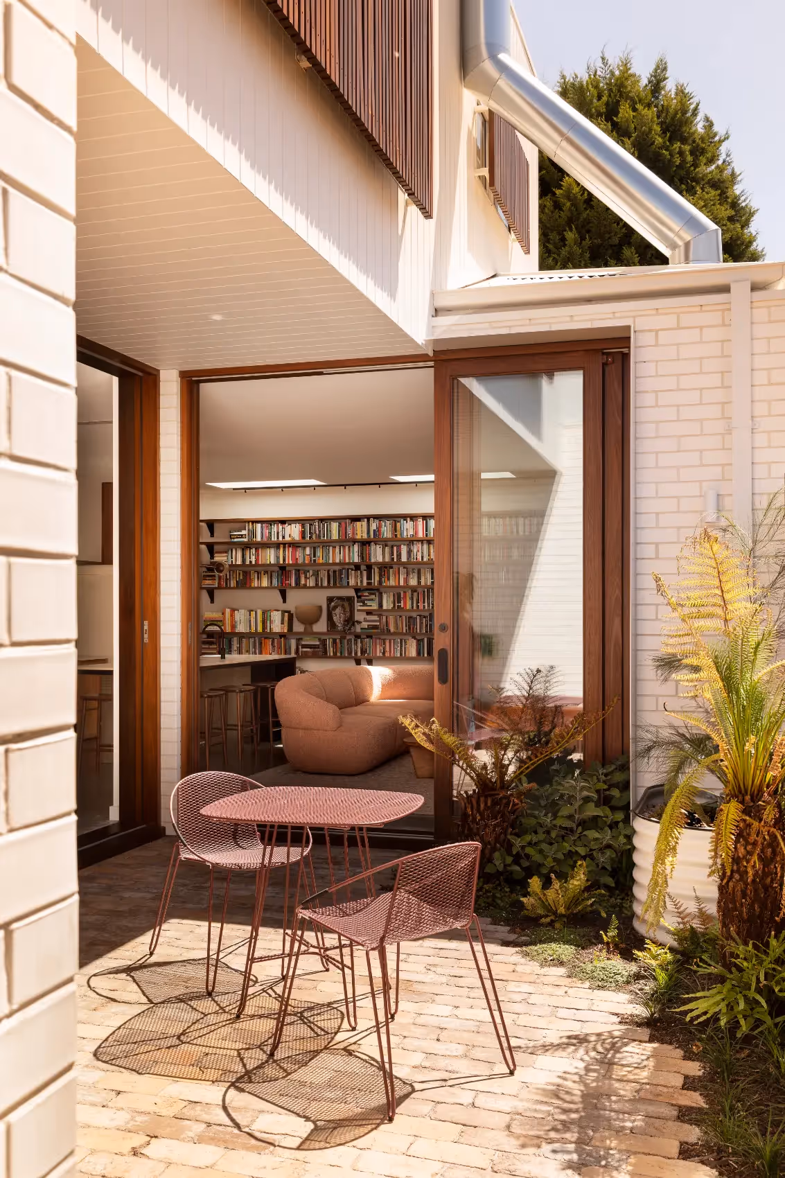 Outdoor entertaining area connected to a living space in an architectural home in Melbourne.