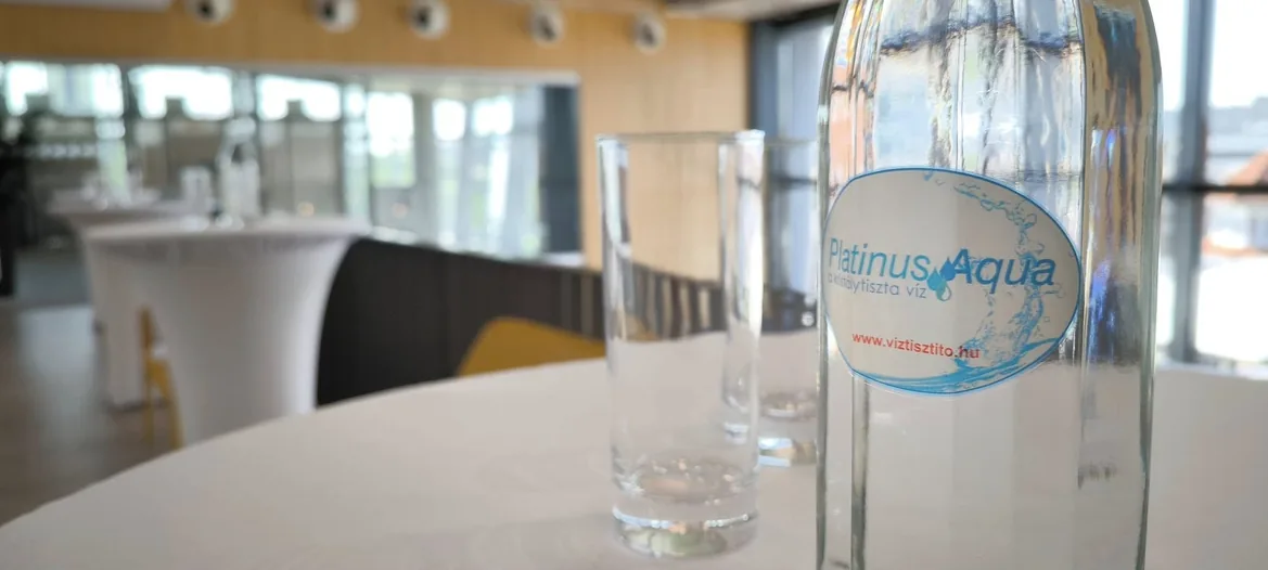 Platinus Aqua palackos tisztított víz egy konferencián
