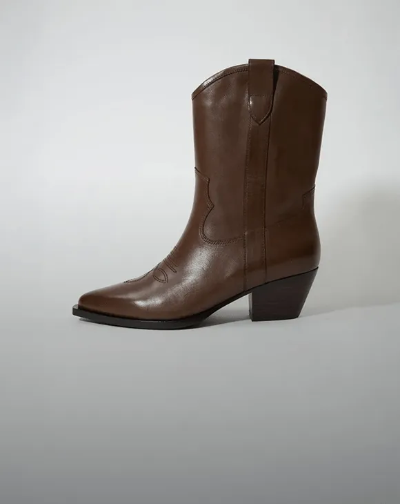 Image of a stylish outfit alternative to Zara, featuring trendy clothing.