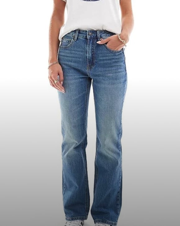 Image of a stylish outfit alternative to Zara, featuring trendy clothing.