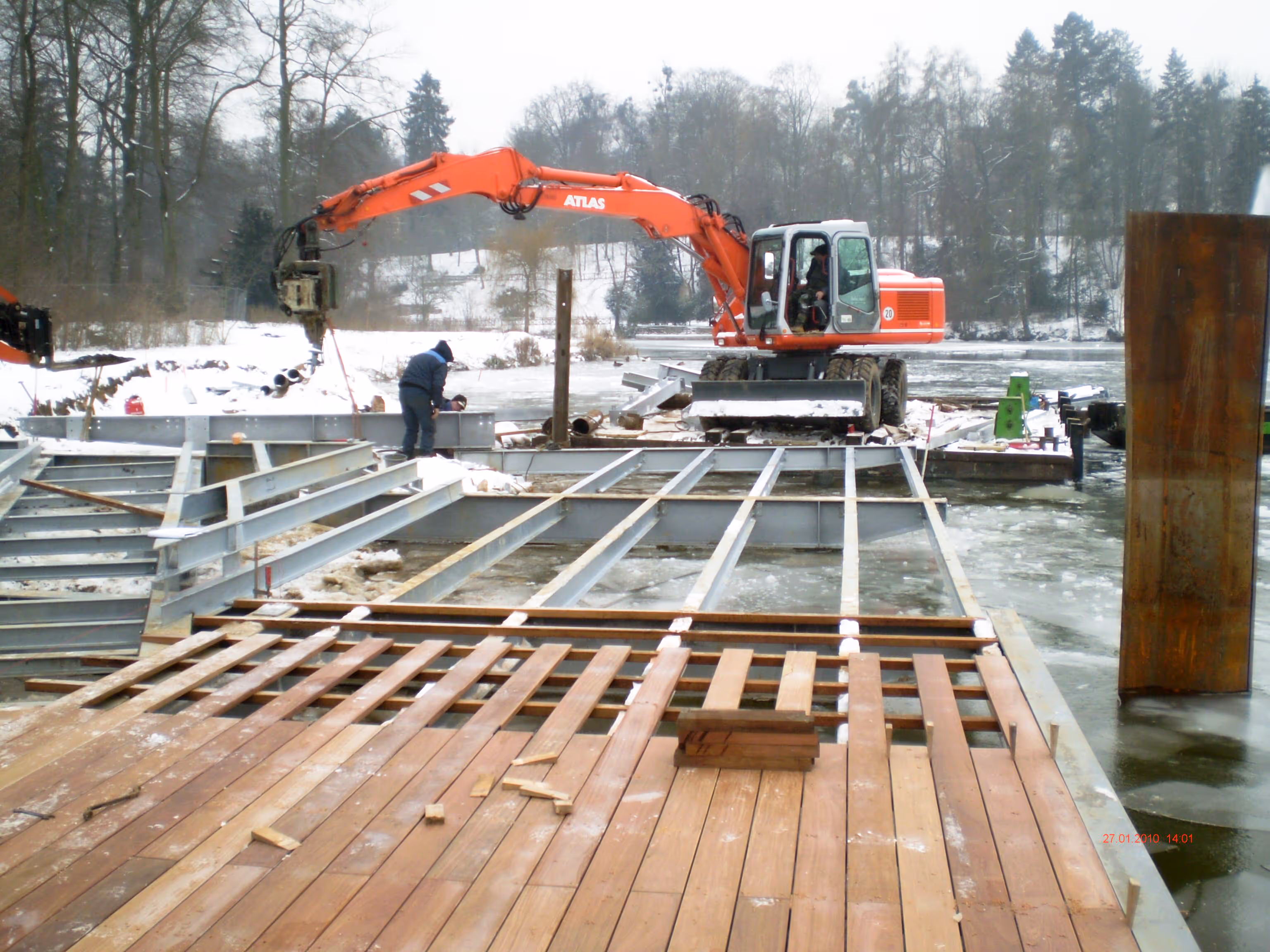 Bau eines Lärchenholzstegs für die Landesgartenschau in Bad Nauheim