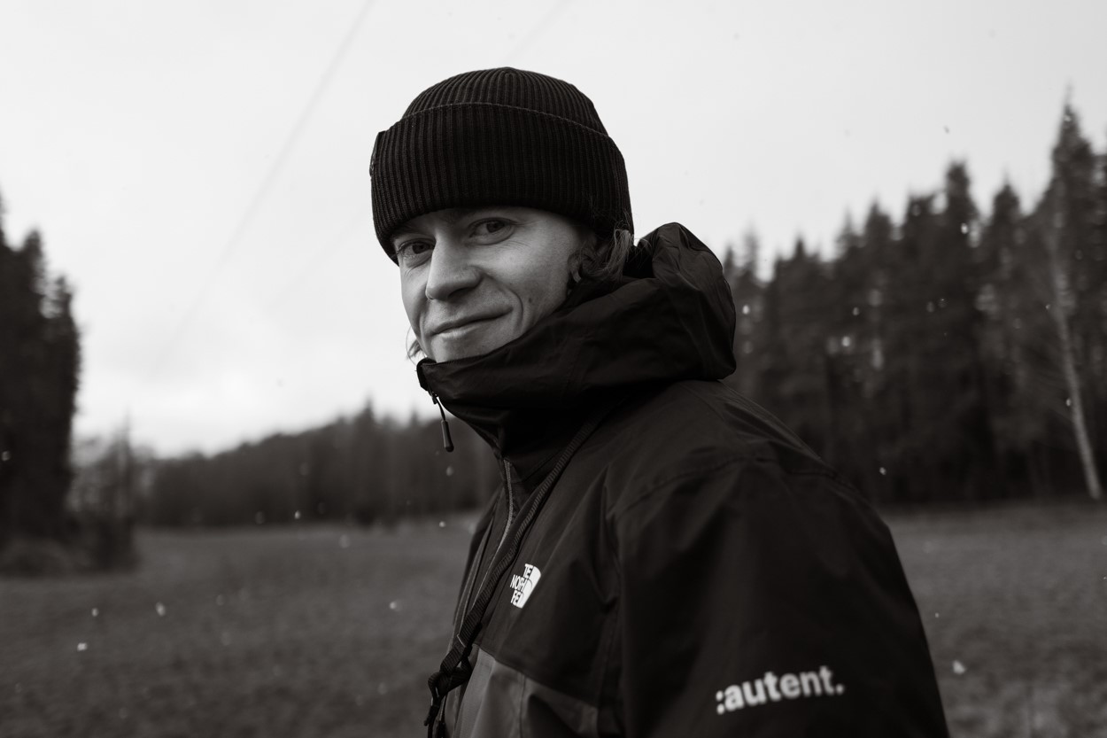 Ohjaaja Miikka Lautkoski seisoo kuvauspaikalla lumisateessa Suomen Turun Ruissalossa.