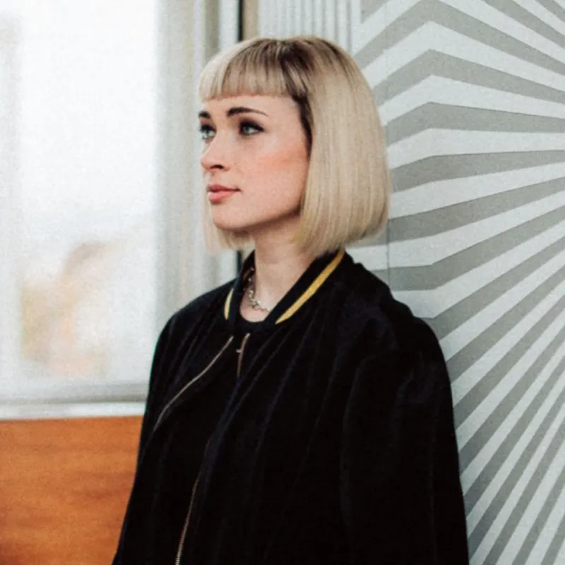 Zufriedene Kundin nach Friseurbesuch bei Glow Stories Hannover