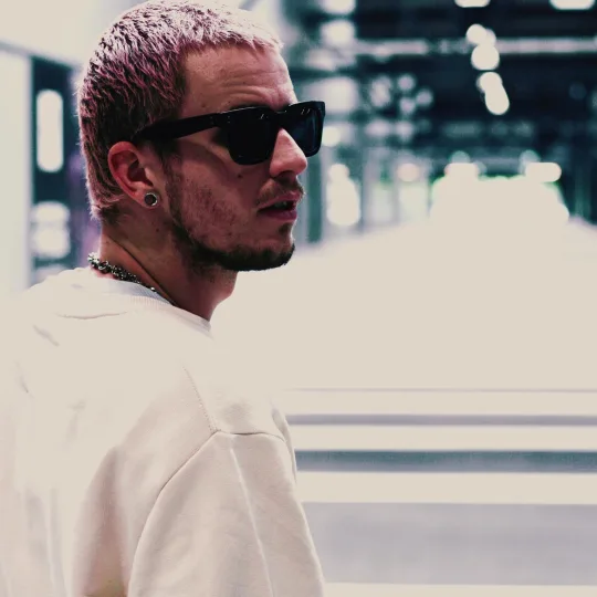 Kundin mit Balayage-Highlights bei Glow Stories Friseur Hannover.