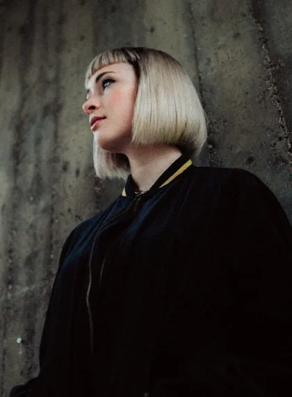 Friseur-Trainingsmodell Styling bei Glow Stories - Professionelle Techniken.