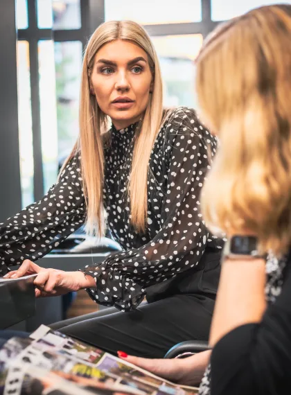 Friseur-Trainingsmodell Haarfarbe bei Glow Stories Hannover.