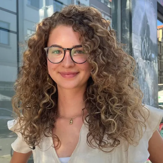 Glückliche Kundin mit neuem Styling bei Glow Stories Hannover.