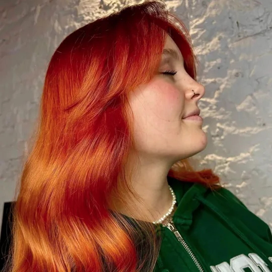 Zufriedene Kundin bei Glow Stories Friseur Hannover - Vorher-Nachher.