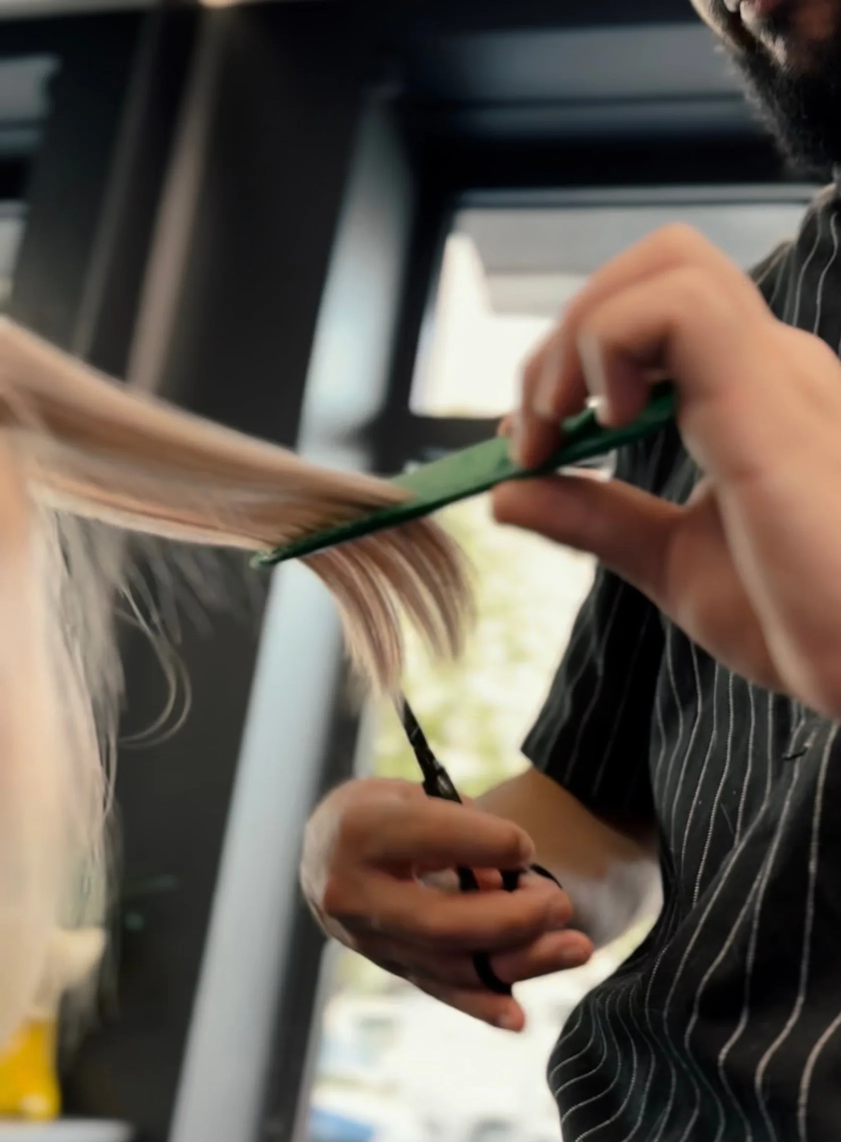 Karriere bei Glow Stories - Teamarbeit und Weiterbildung im Friseursalon.