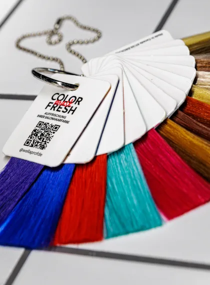 Friseur-Trainingsmodell bei Glow Stories Hannover - Kreatives Arbeiten im Salon.