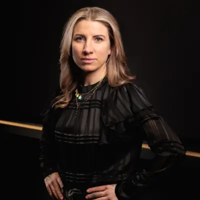 Nina Suchan - Gründerin und Stylistin bei Glow Stories Hannover.