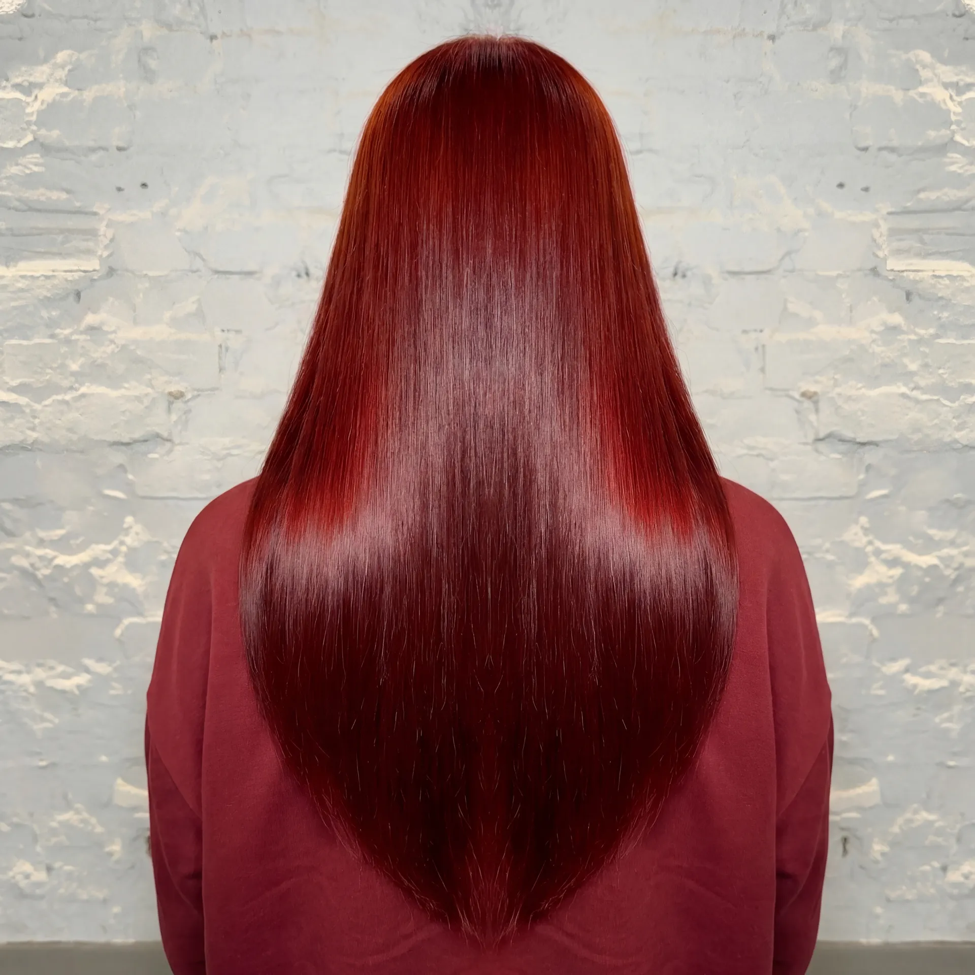 Leuchtend rot coloriertes Langhaar mit Glanz nach Farbe und Glossing - Glow Stories Hannover