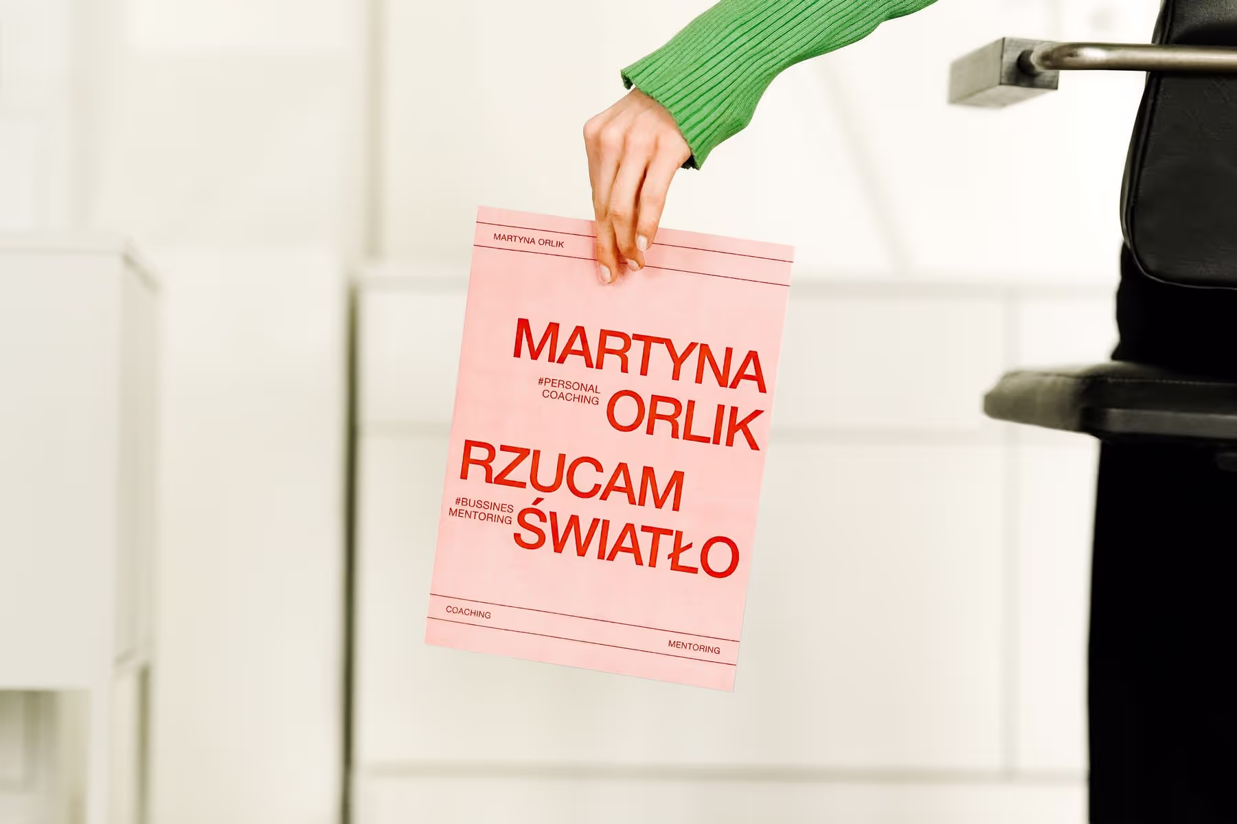 Martyna Orlik Coach Trenerka trzymająca plakat