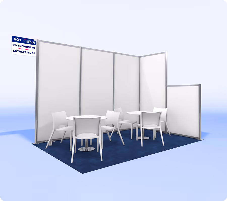 Espace stands avec tables blanches, chaises, panneaux de séparation et tapis bleu.