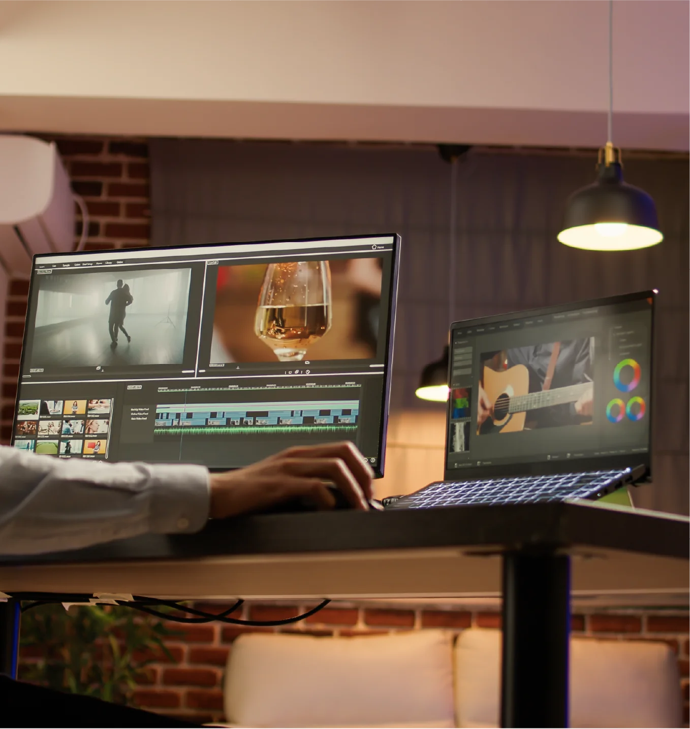 Immagine generata dall'intelligenza artificiale di un uomo che lavora alla sua scrivania, editando video