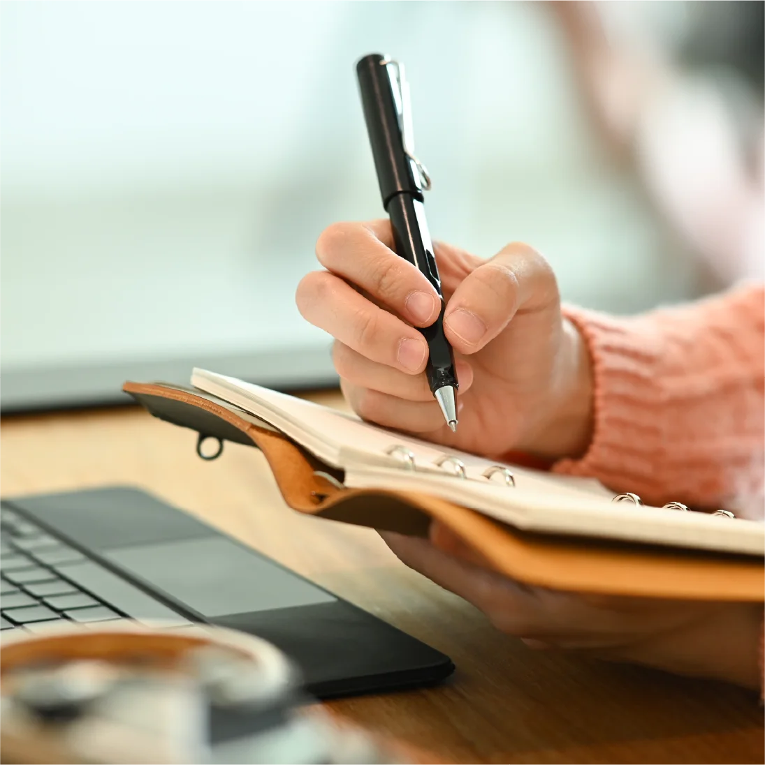 Donna che scrive sul suo diario sulla sua scrivania