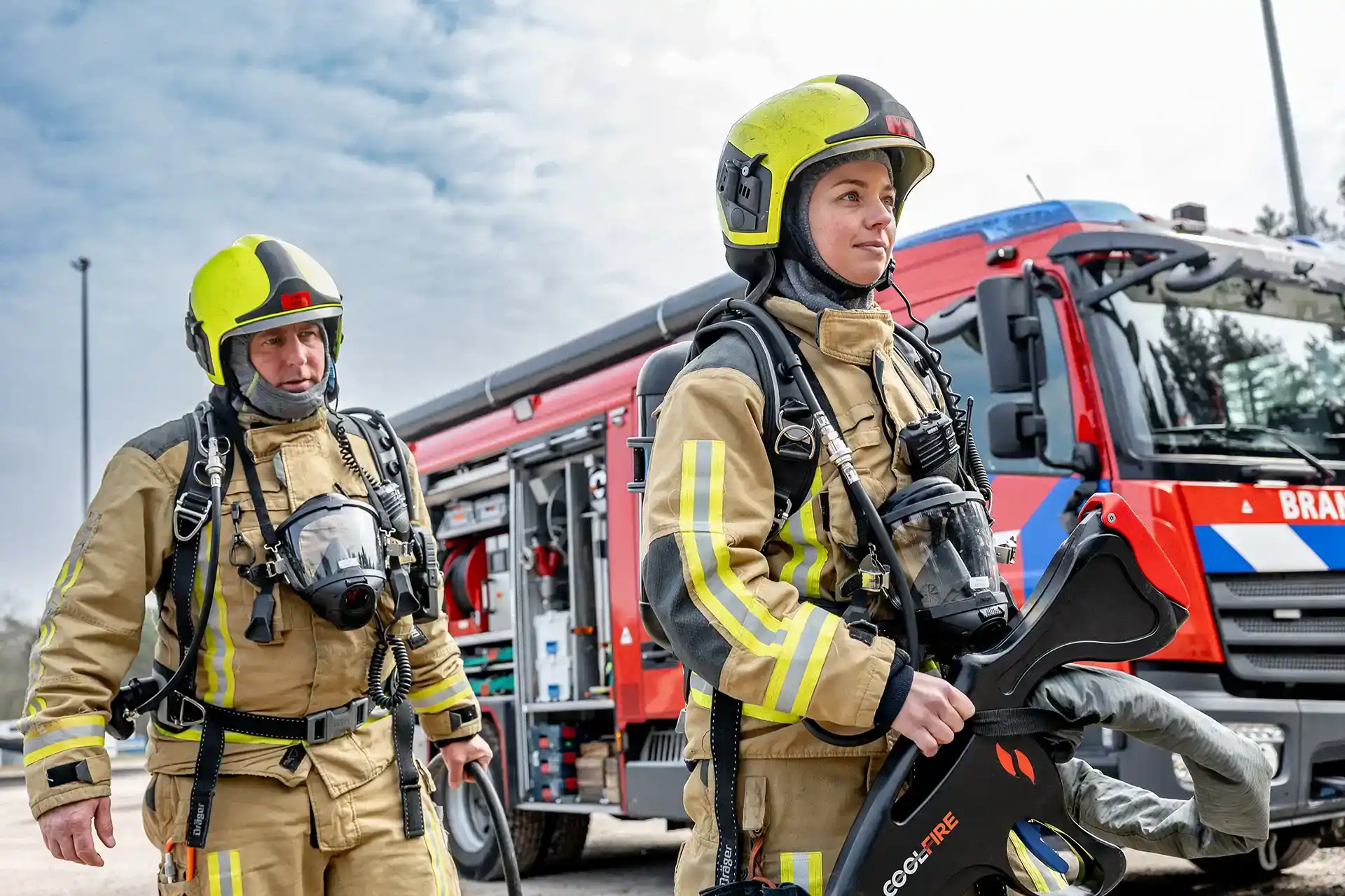 Twee brandweerlieden met Coolfire-uitrusting voor een oefening bij de Coolfire Academy. De professionele houding en moderne uitrusting onderstrepen de focus op training, ontwikkeling en veilig gebruik van het systeem.