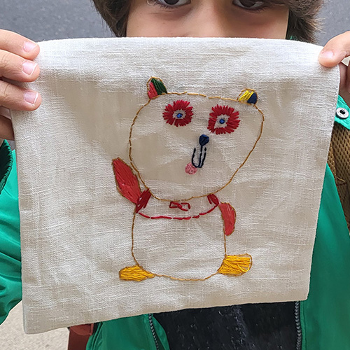 Gros plan sur une broderie réalisé par un enfant