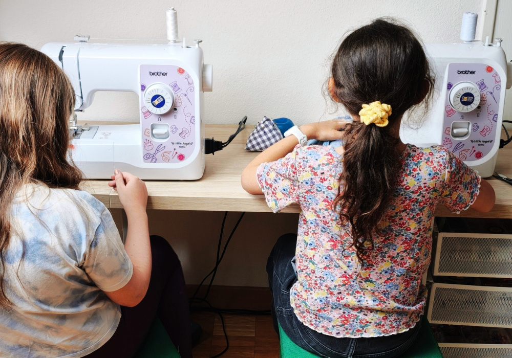 Enfant à la machine à coudre