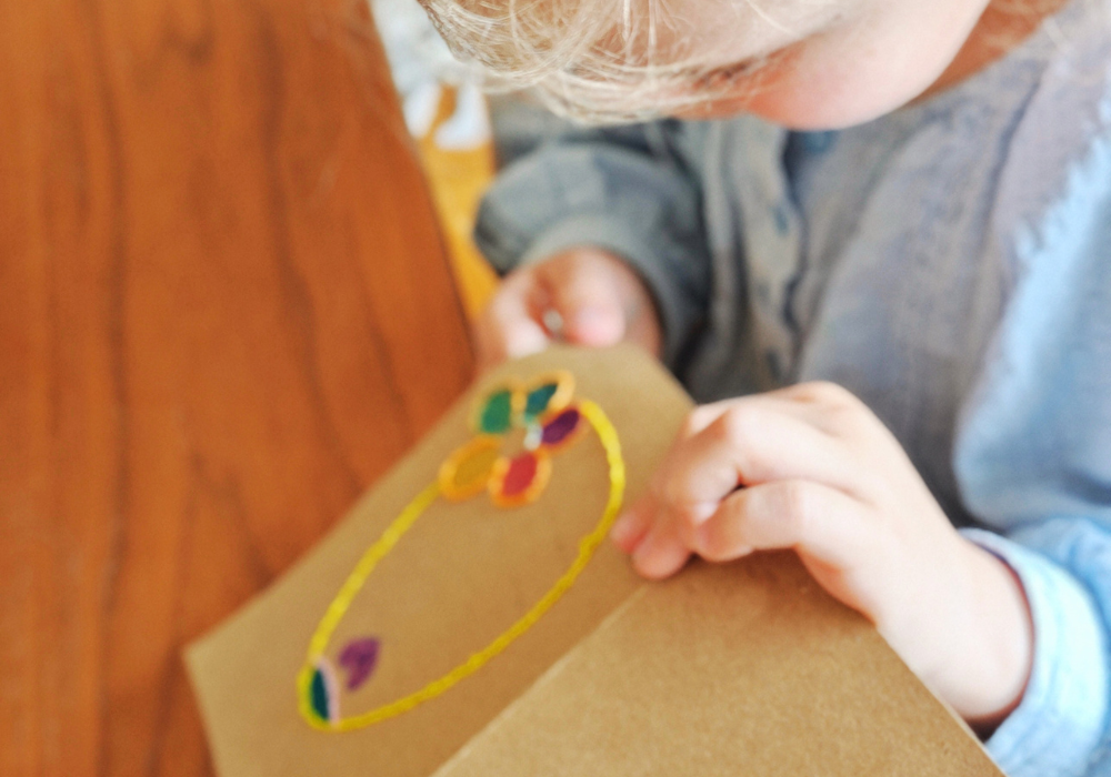 Enfant qui coud à l'atelier Bobine