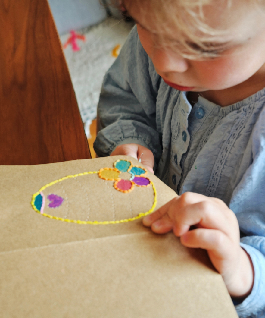 Enfant cousant à la main