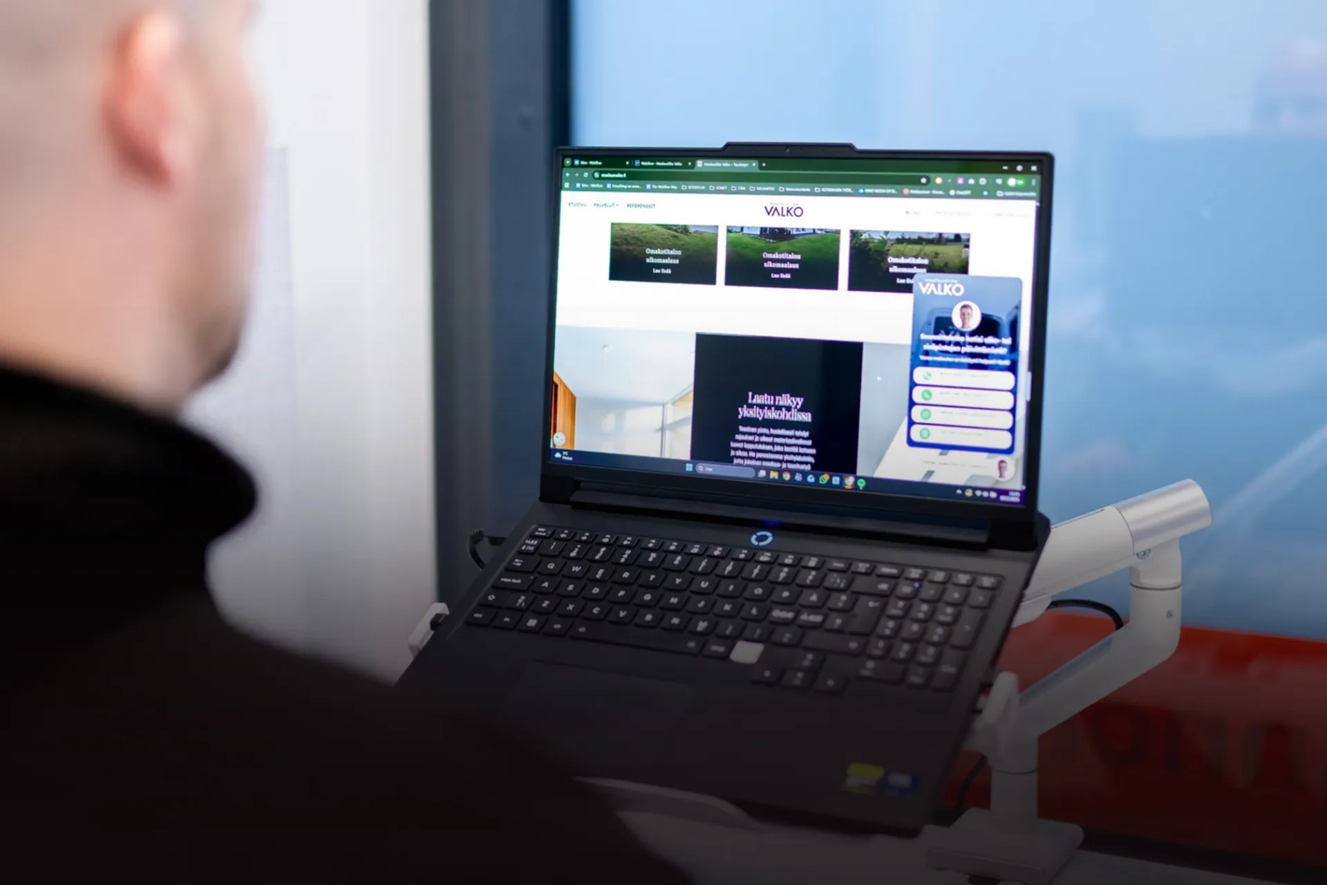 Inno Median kotisivutuotanto suunnittelemassa kotisivuja yritykselle