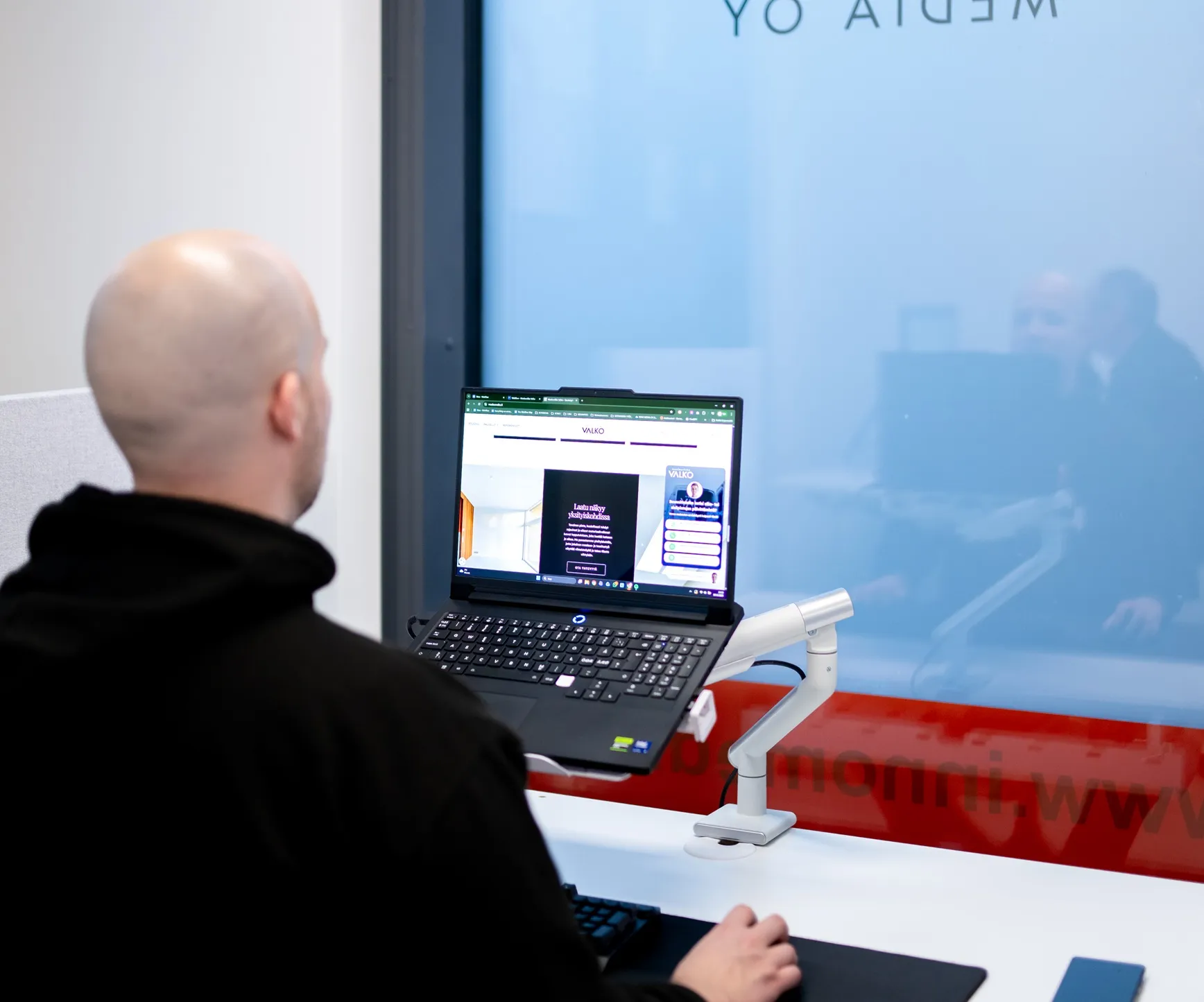 Inno Median kotisivutuotanto suunnittelemassa kotisivuja yritykselle