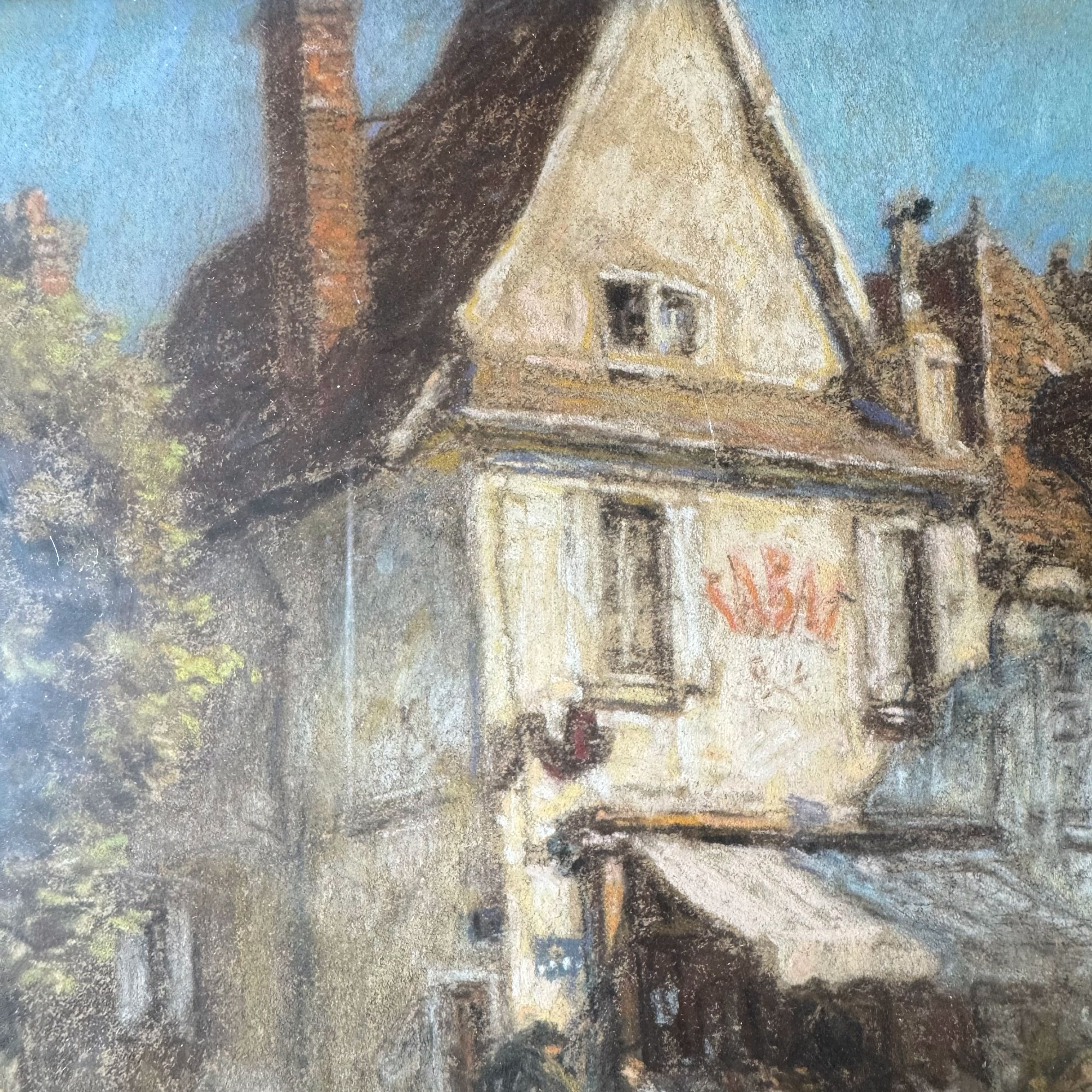 Détail : le haut pignon de la maison d'angle, l'inscription TABAC en lettres rouges et l'enseigne en forme de pipe