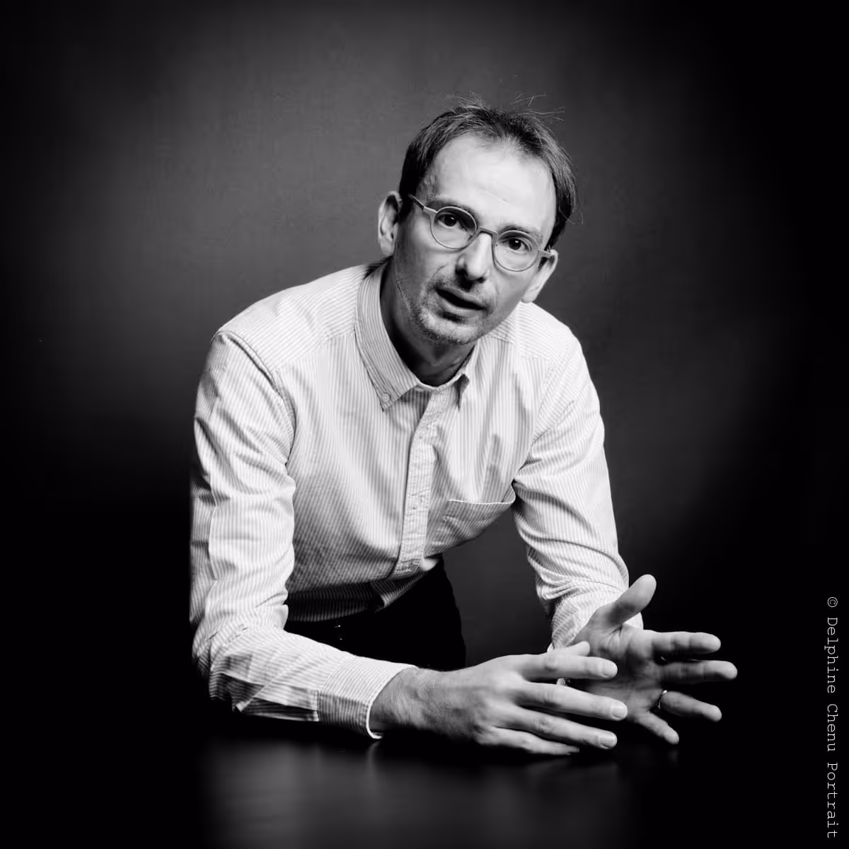 photo de David en noir en blanc avec ses lunettes