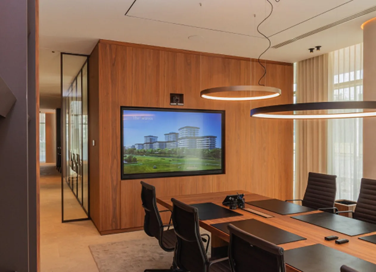 Een vergaderzaal met voorzien van videoconferentie-hardware