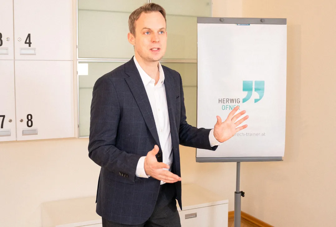 Herwig Ofner beim Sprechtraining in Wien, gestikuliert beim Sprechen